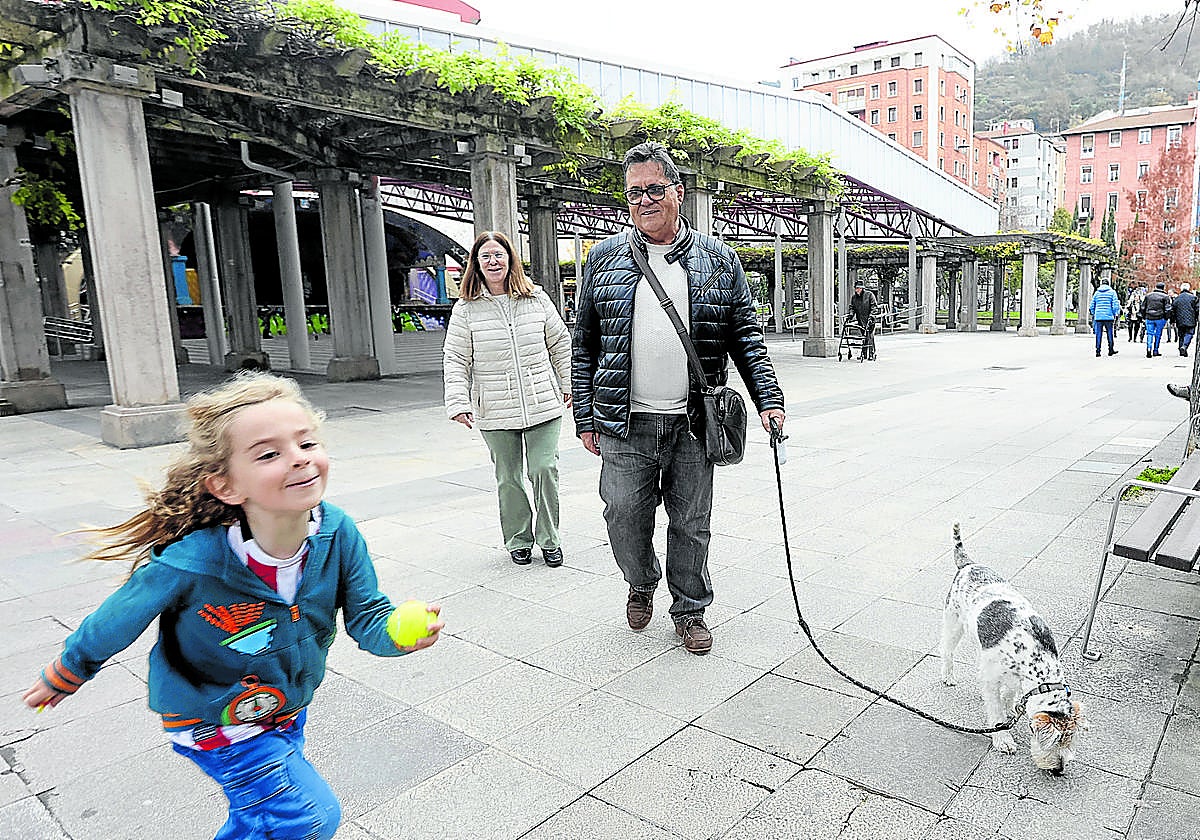 Victor Pérez pasea con su familia por el centro de Rekalde satisfecho por el arranque en 2027 de las obras de la línea 4.
