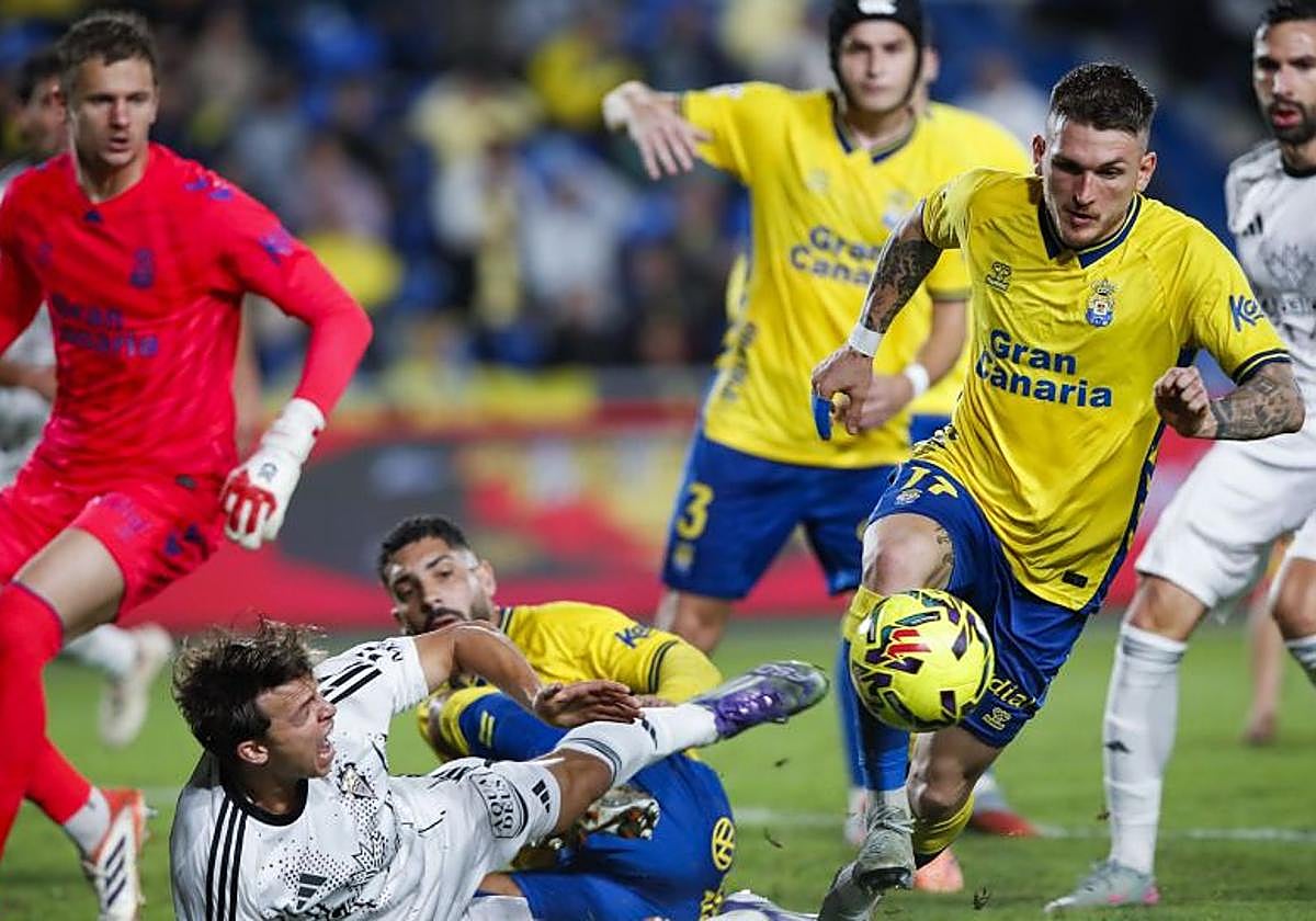 Las Palmas cimenta su cuarto puesto en la tabla en ser la mejor zaga de LaLiga; así es como ganó al Albacete (2-1) en la última comparecencia en su estadio.