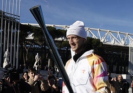 Polonara, sonriente con la antorcha olímpica.