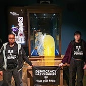 Activistas irrumpen en la Torre de Londres y lanzan natillas y tarta de manzana a una de las joyas de la corona británica