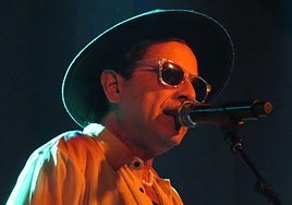 Coti llevó gafas de sol en la oscuridad de la Stage Live.