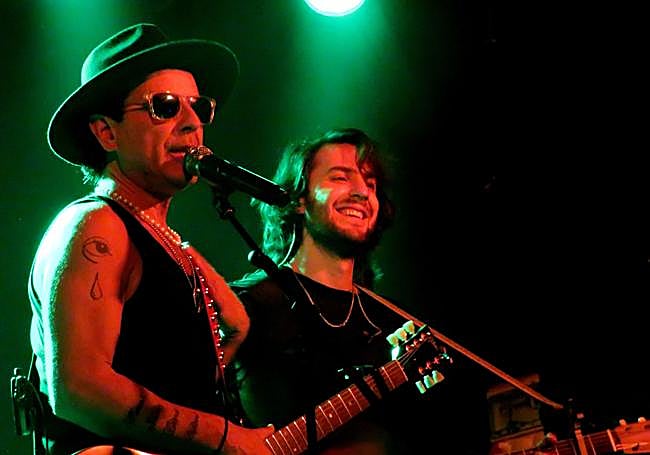 Coti presentando a su hijo, Iván Sorokin.