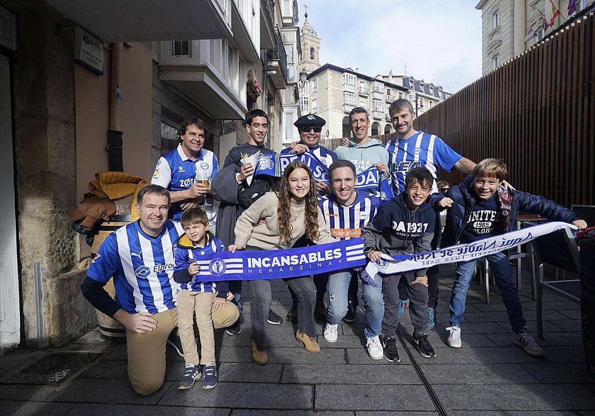 Aficionados del Alavés y la Real Sociedad confraternizan en las horas previas al inicio del derbi.