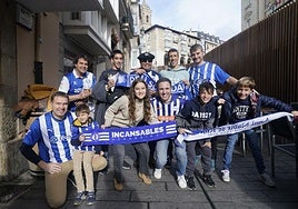Aficionados del Alavés y la Real Sociedad confraternizan en las horas previas al inicio del derbi.