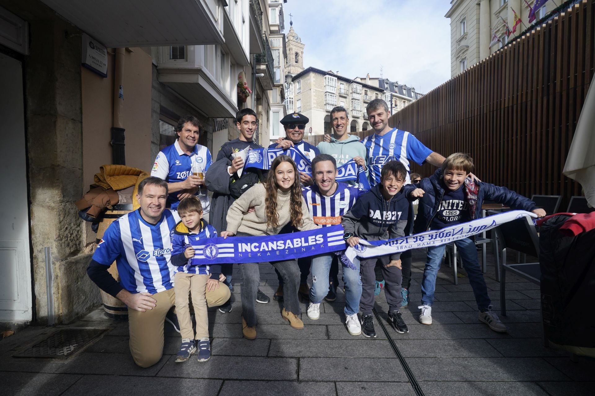 Las aficiones del Alavés y de la Real Sociedad inundan las calles de Vitoria
