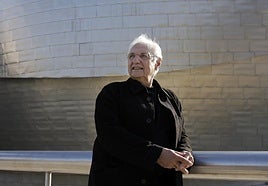 Frank Gehry en el exterior del Guggenheim en 2007.