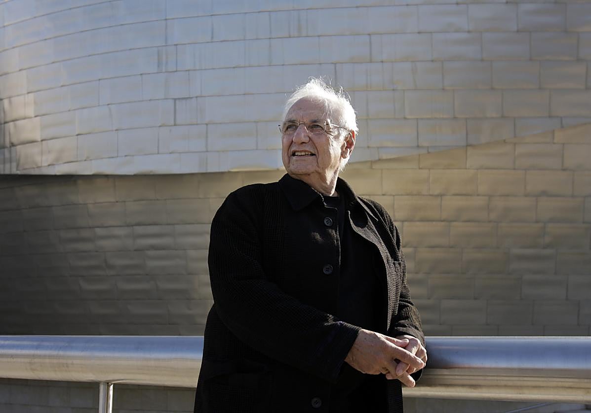Frank Gehry en el exterior del Guggenheim en 2007.