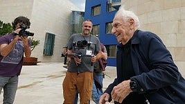 Gehry bromea con los fotógrafos en una visita a Bilbao.
