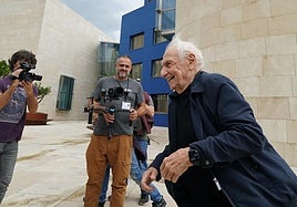 Gehry bromea con los fotógrafos en una visita a Bilbao.