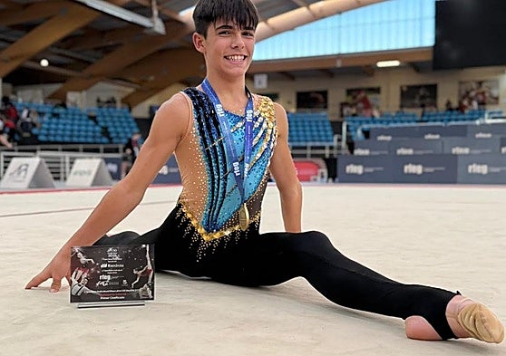 Hodei Rivas posa con el Trofeo de la Copa obtenida el pasado domingo.