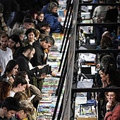 Miles de personas disfrutan de la oferta cultural que se concentra en el pabellón Landako.