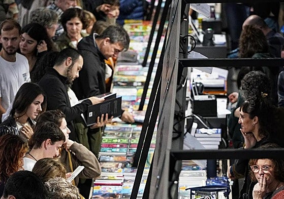 Miles de personas disfrutan de la oferta cultural que se concentra en el pabellón Landako.