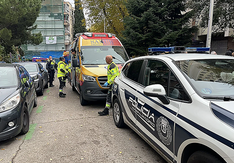 Sanitarios de Samur-PC y Policía Municipal en el lugar del suceso.