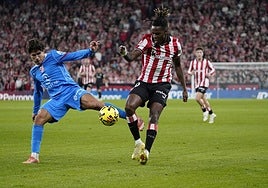 Nico Williams trata de hacerse con el balón ante el marcaje de Giuliano Simeone.