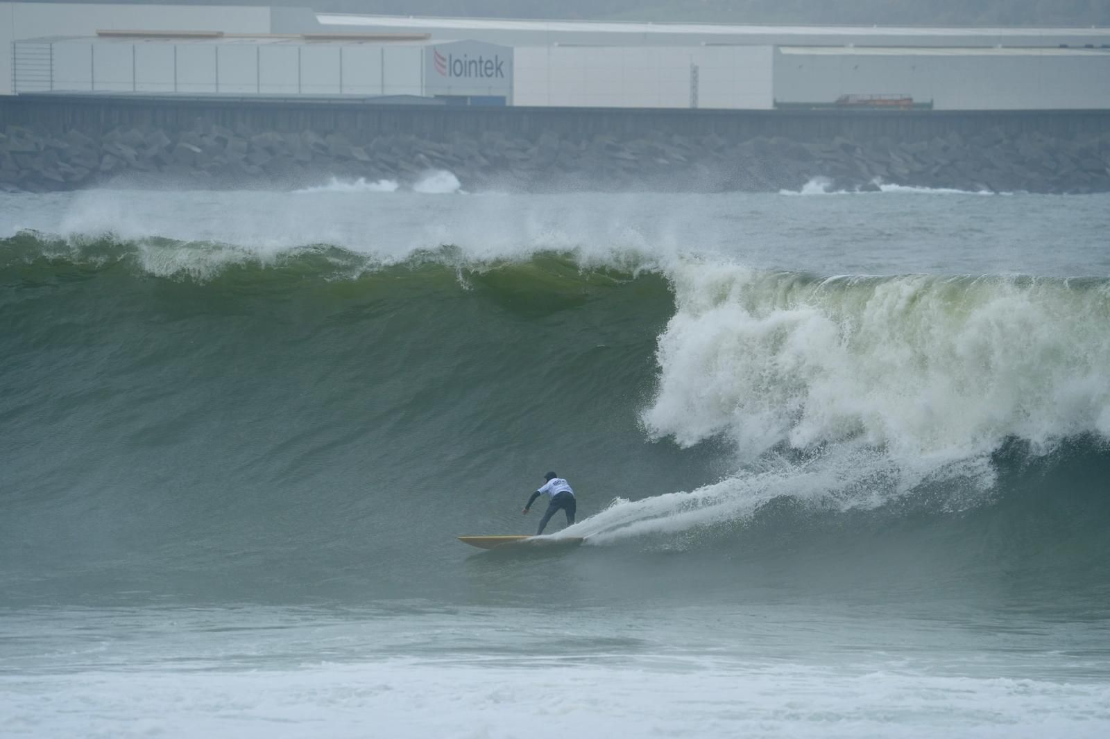 Getxo vibra con el campeonato de olas grandes