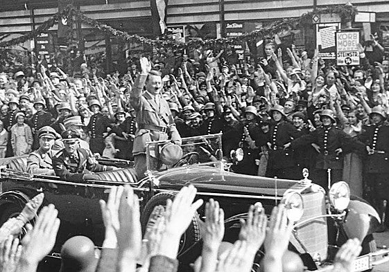 Hitler, rodeado de una multitud que le ovaciona en un acto público en los años 30.