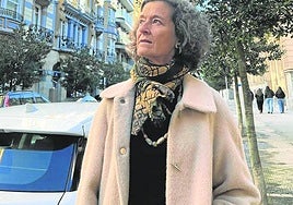 Mercedes Albaina frente al modernista Edificio Guridi, donde vivió el músico en los años 30.