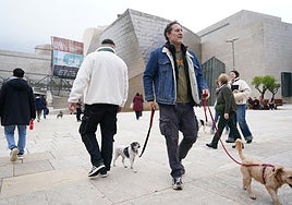 Cientos de visitantes visitan el Guggenheim tras la muerte de su gran artífice.