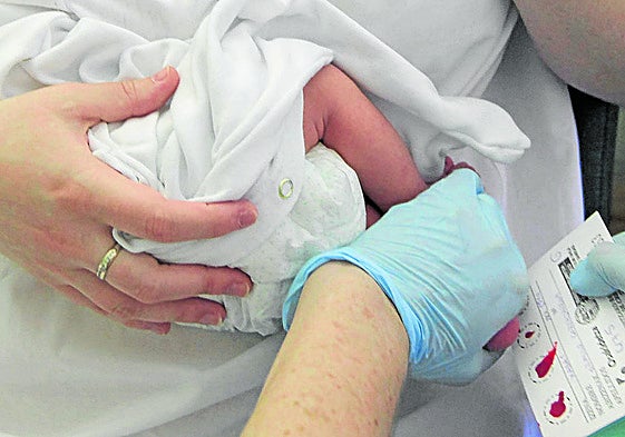 Realizan la prueba del talón a un recién nacido.