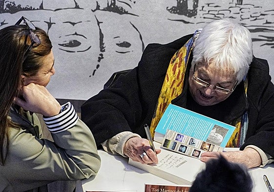 Toti Martínez de Lezea, en la firma de su libro 'Voces'/'Ahotsak' en la Azoka