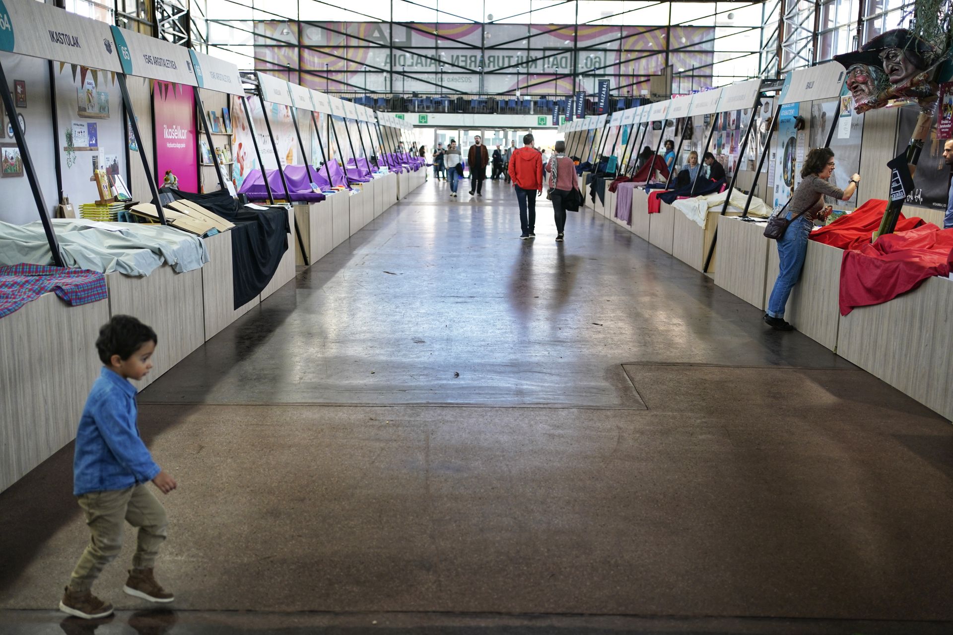 El parón en la Azoka de Durango, en imágenes