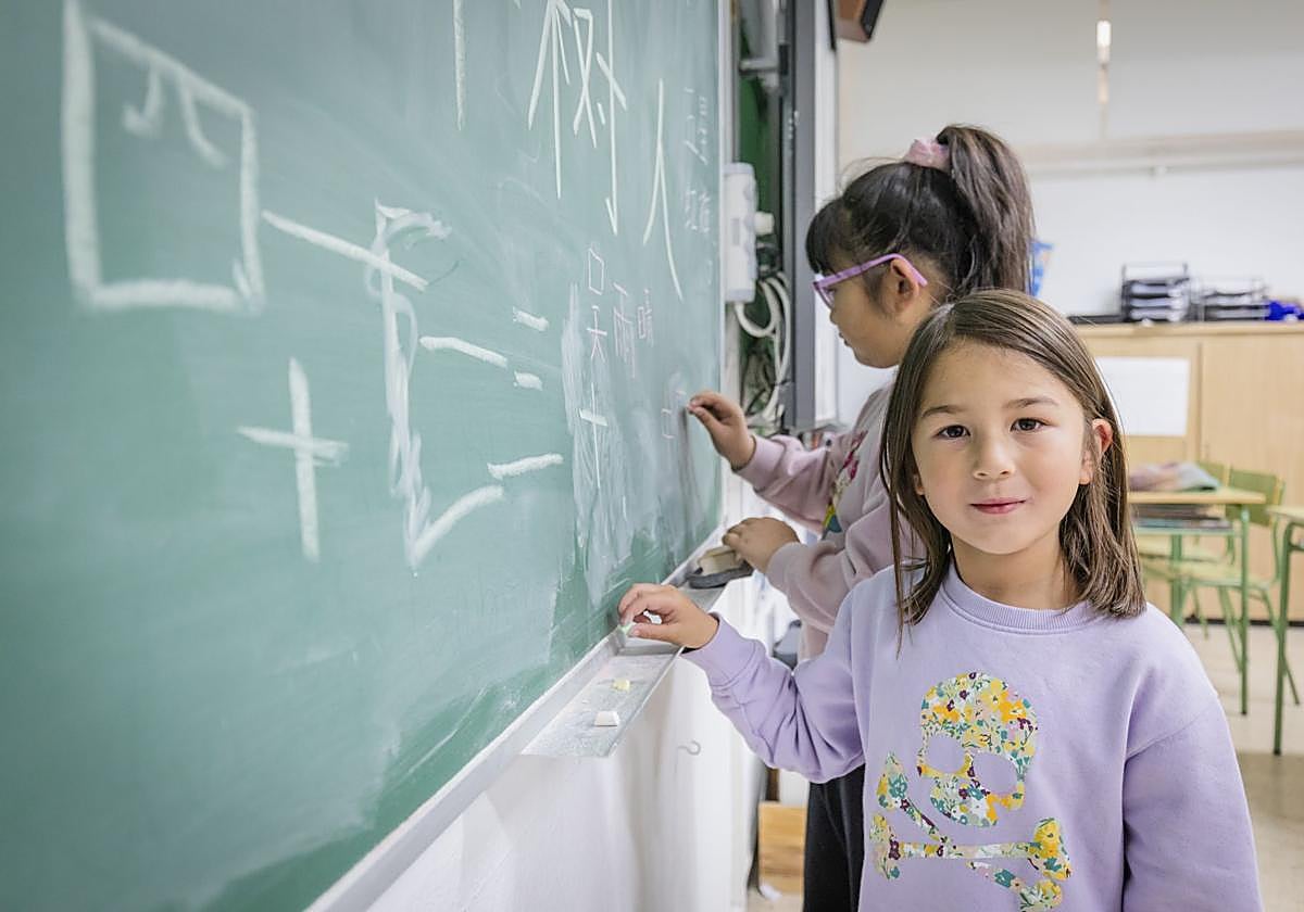 Jiuyue Aurora, de 6 años, nació en España.