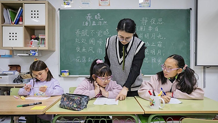 La profesora Xue Lian enseña a las pequeñas Jiuyue Aurora, Yuxuan Cristina y Yuquing Aitana en un aula de Niño Jesús.