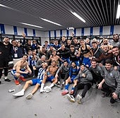 La plantilla del Alavés celebra en el vestuario el triunfo ante la Real Sociedad.