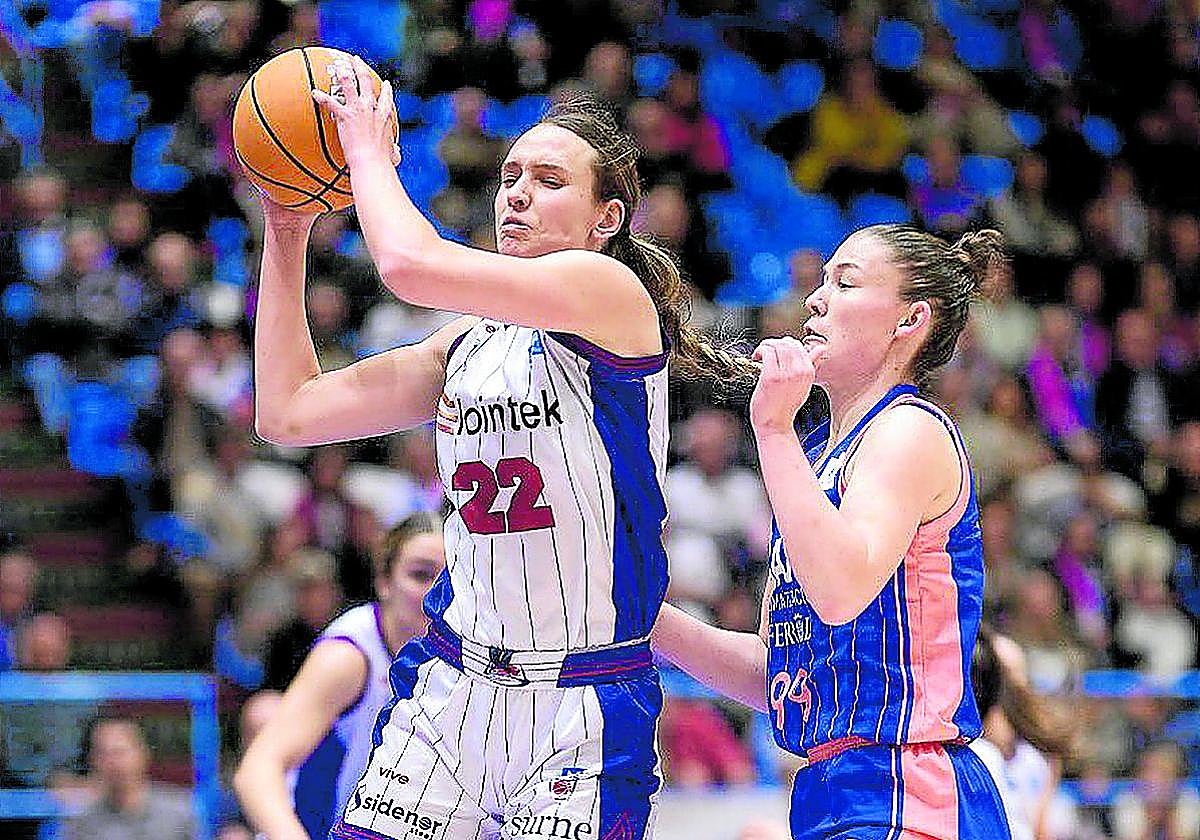 La alemana Emily Bessoir captura un rebote para el Lointek ante Joris.