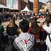 Parón multitudinario en la Azoka para denunciar el genocidio en Palestina