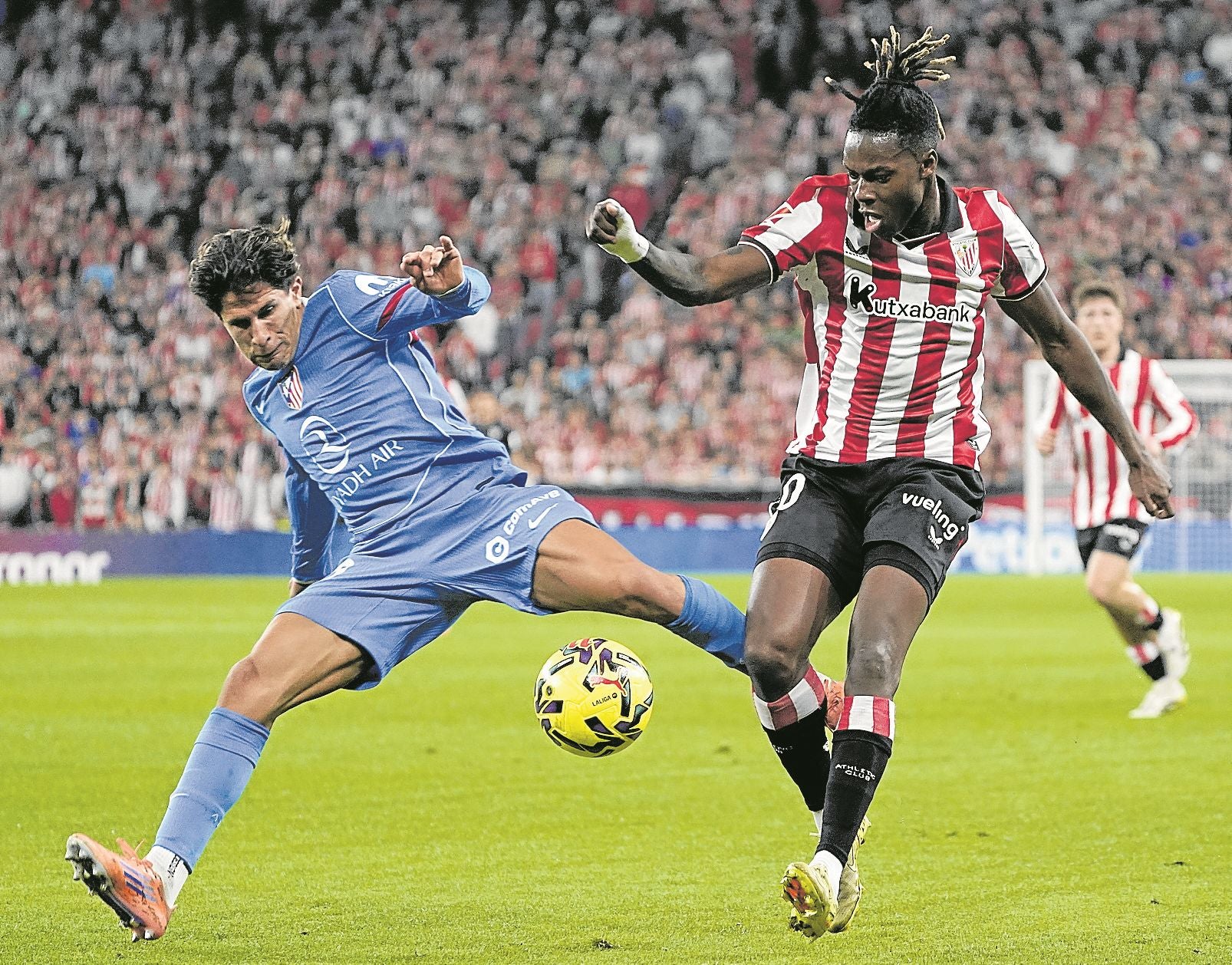 Nico Williams se adelanta a Giuliano en la lucha por un balón en el partido ante el Atlético.