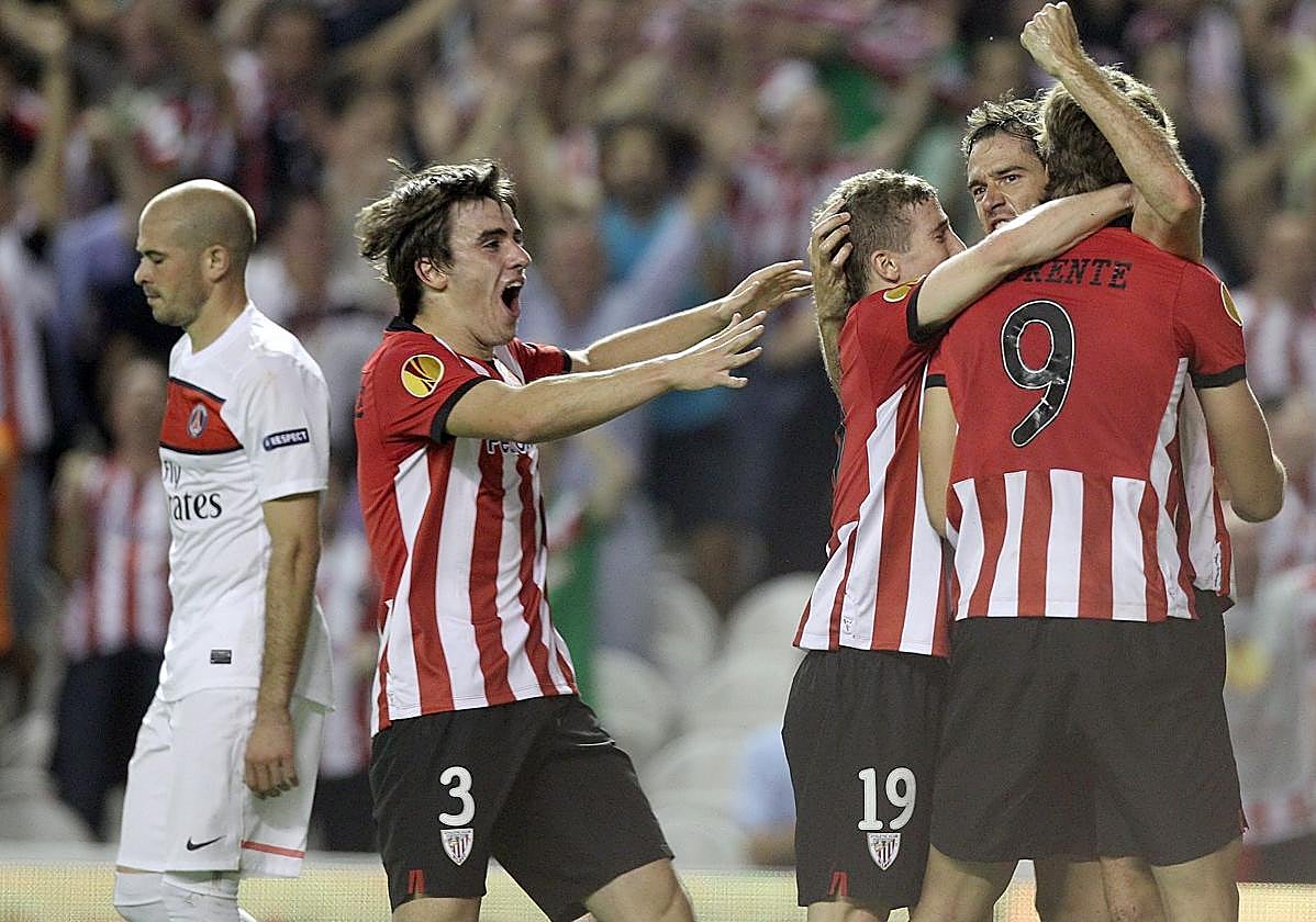 Gabilondo, autor de un golazo de tijera, recibe la felicitación de Muniain, Llorente y Aurtenetxe.