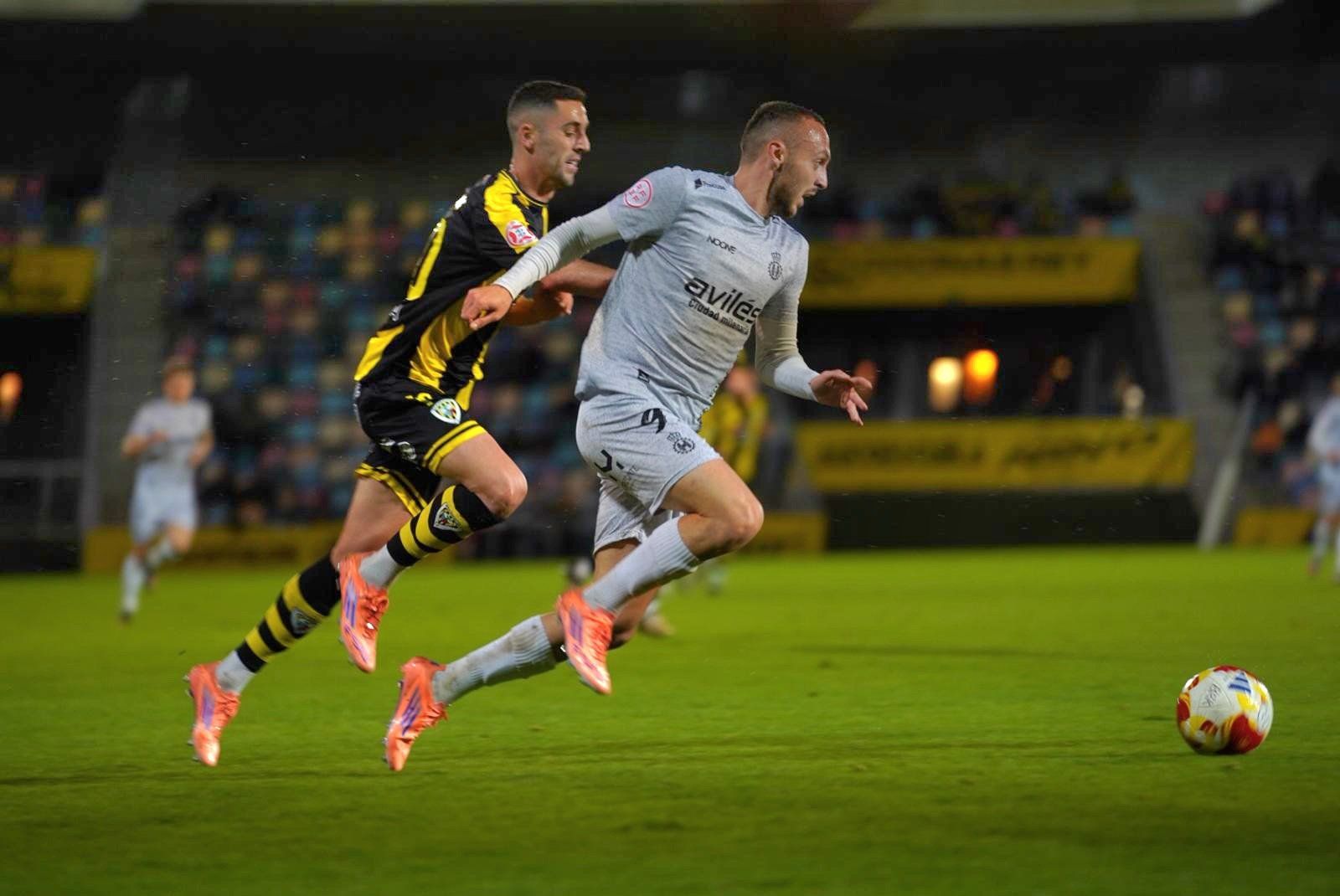 Sabin Merino peleando por un balón en Lasesarre.