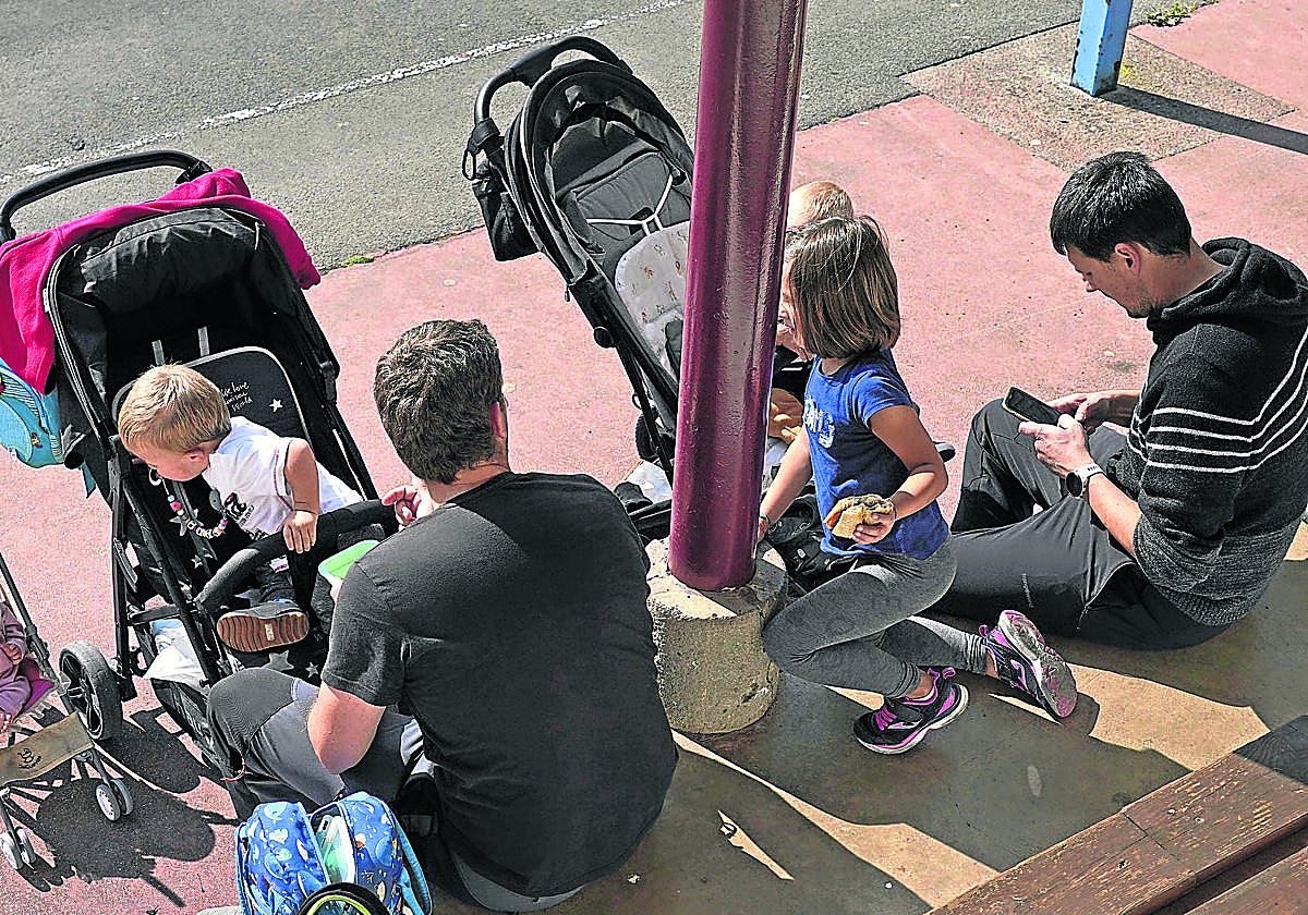 Cada vez más padres vascos se acogen a la reducción de jornada para conciliar la vida laboral y familiar