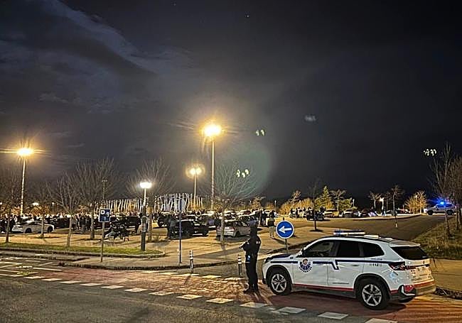 Los agentes cerraron los accesos al aparcamiento del Buesa Arena.