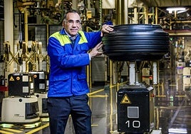 David Udakiola, director general de Michelin Vitoria, en una línea de prensas eléctricas recientemente robotizada en la Avenida del Cantábrico.