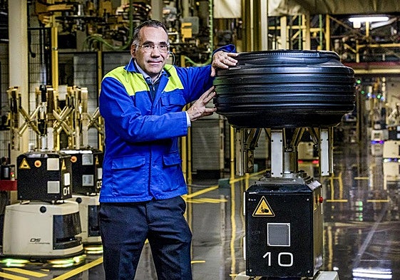 David Udakiola, director general de Michelin Vitoria, en una línea de prensas eléctricas recientemente robotizada en la Avenida del Cantábrico.
