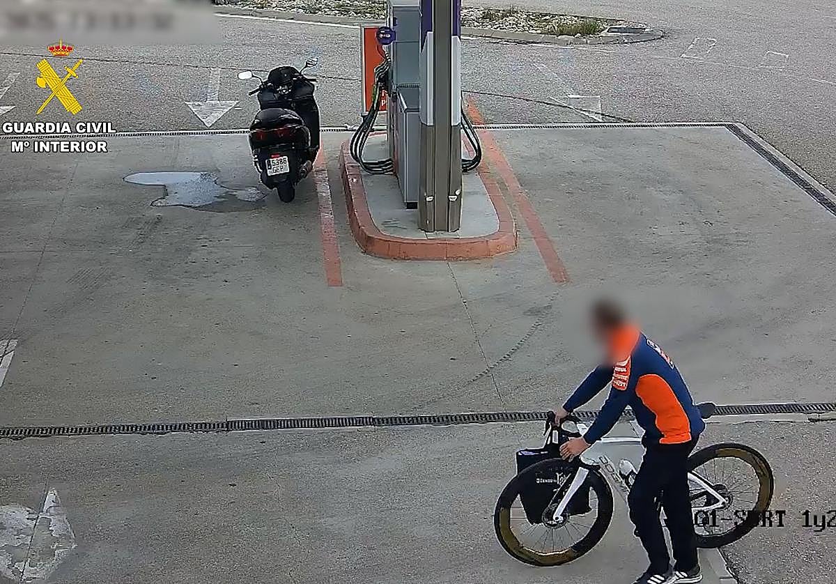 Imágenes del presunto ladrón en una gasolinera.