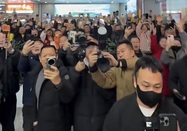 Cientos de aficionados reciben a Hamidou Diallo en el aeropuerto a su llegada a China