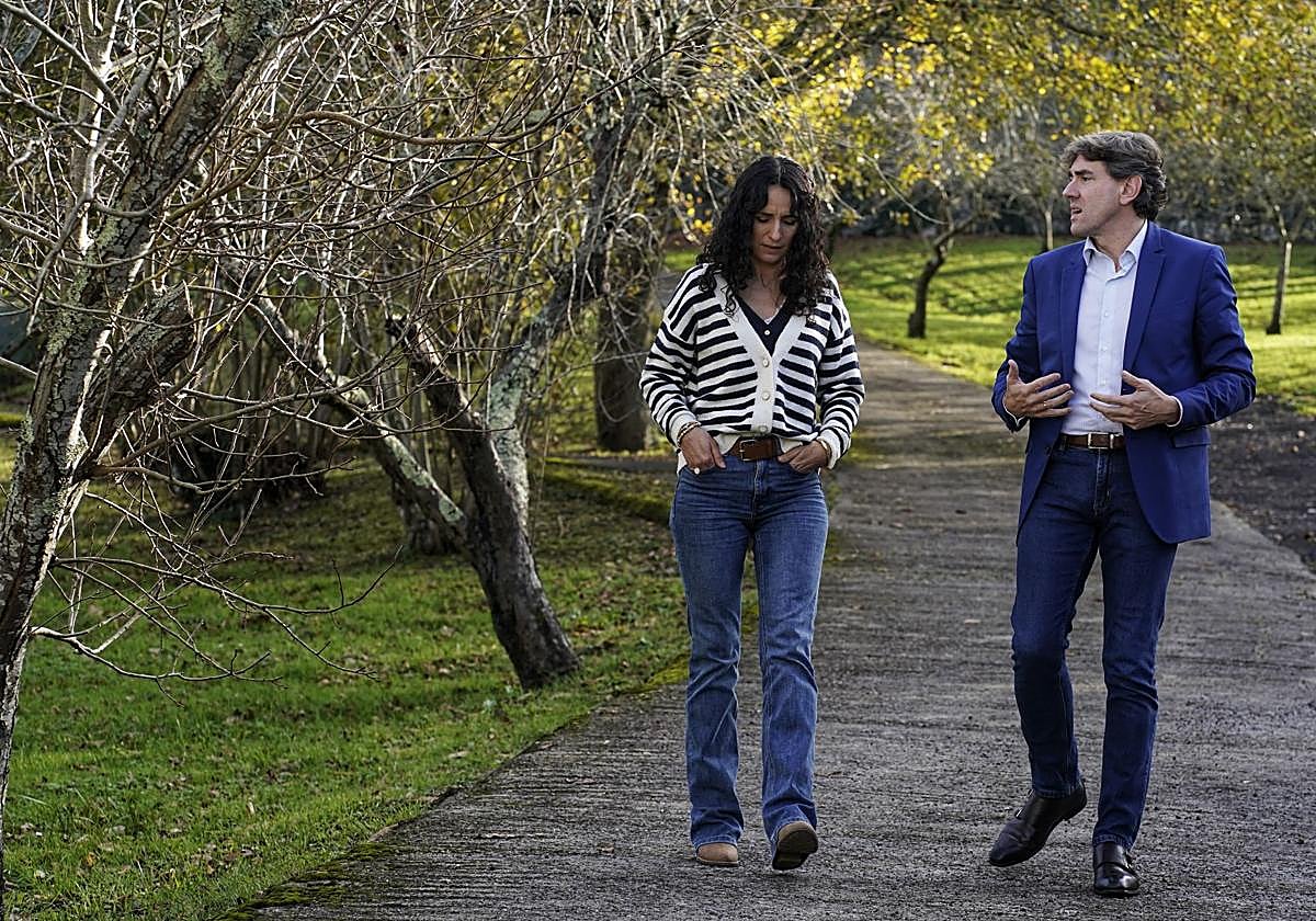 Maider García Goena, paseando junto a Eneko Andueza en Irún.