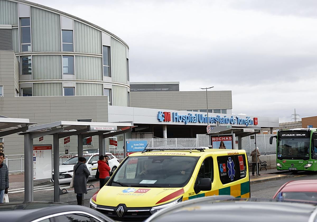 Entrada al hospital público de Torrejón de Ardoz, gestionado por una empresa privada.