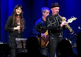 Asurmendi al micro y Olejniczak al soprano.