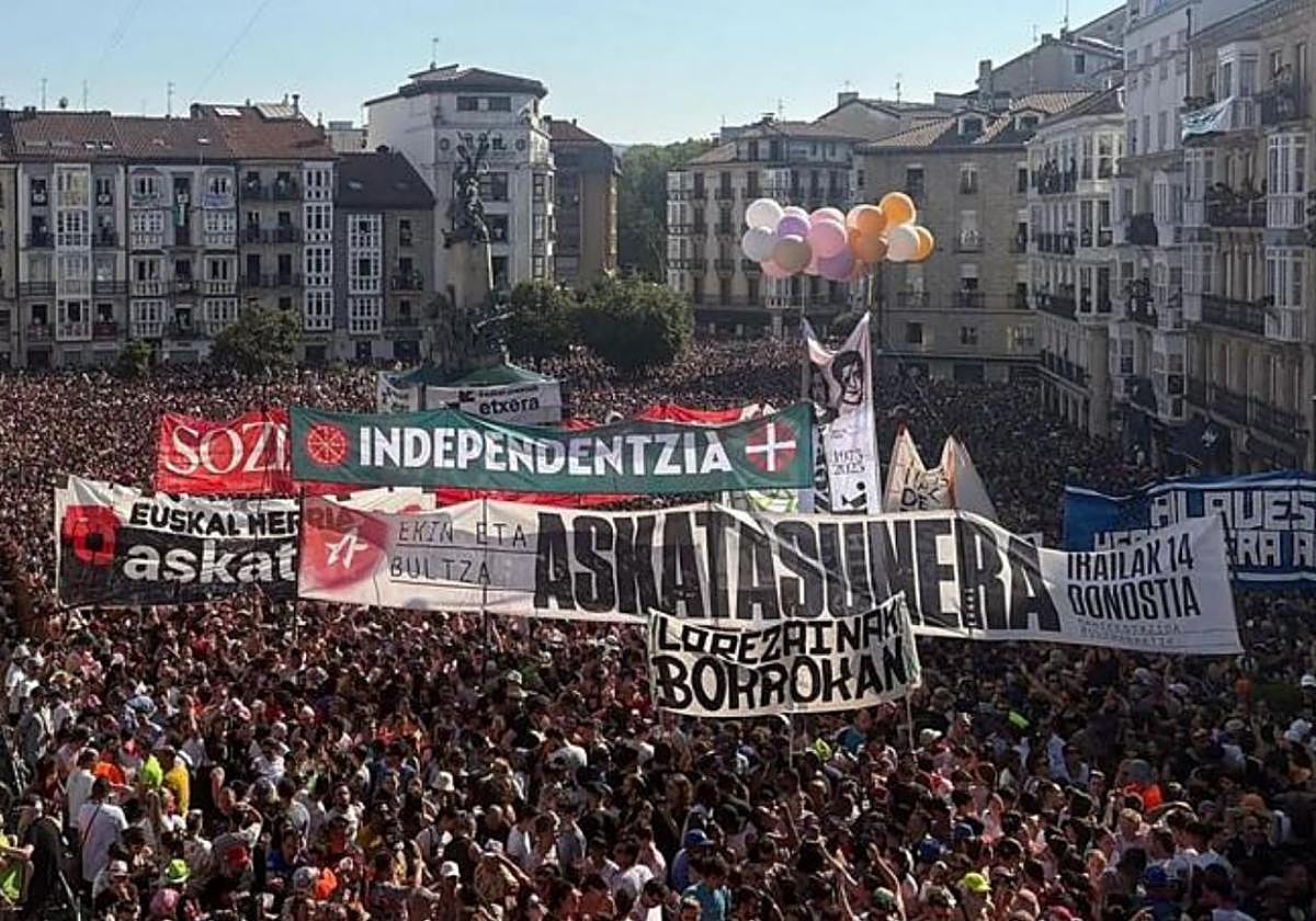 Guerra de pancartas entre GKS y la izquierda abertzale en las fiestas de Vitoria de este año.