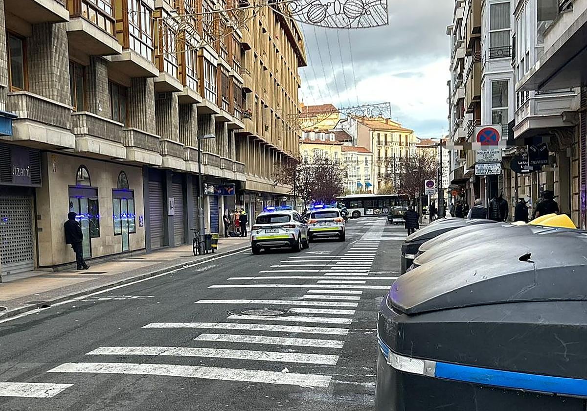 Varias patrullas de la Policía Local se han trasladado a la calle San Antonio, donde ha ocurrido la pelea.