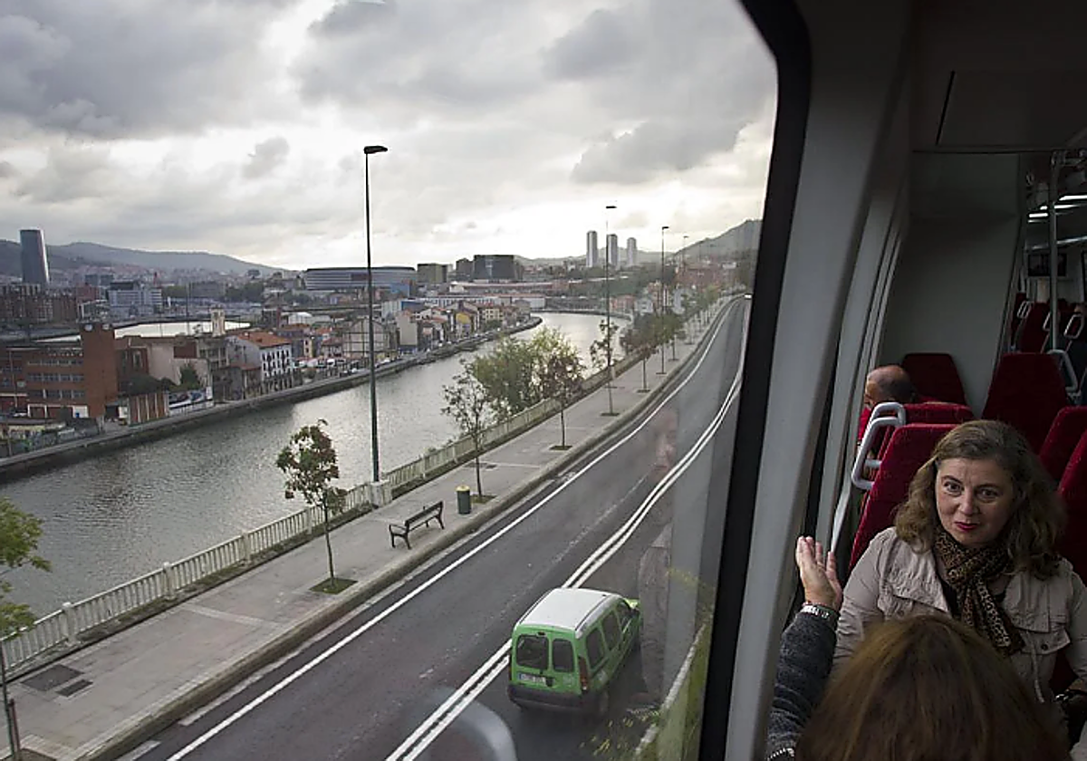 Vista de la ría de Bilbao desde la ventanilla de un tren procedente de Santander.