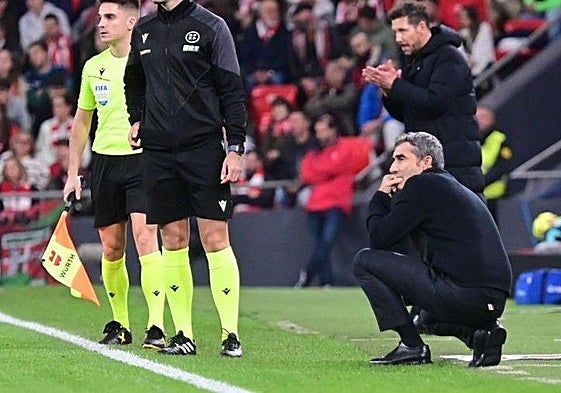 Valverde, pensativo en la banda, con Simeone detrás.