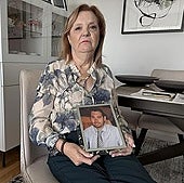 María Cristina clama justicia por la muerte de su hijo, en accidente in itinere durante la dana, mientras sostiene su fotografía.