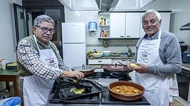 Jesús Basoco y Manu Puelles trabajando en los últimos preparativos de los dos platos. Sobre estas líneas, las alubias con patata y cardo, y el pollo con verduras.
