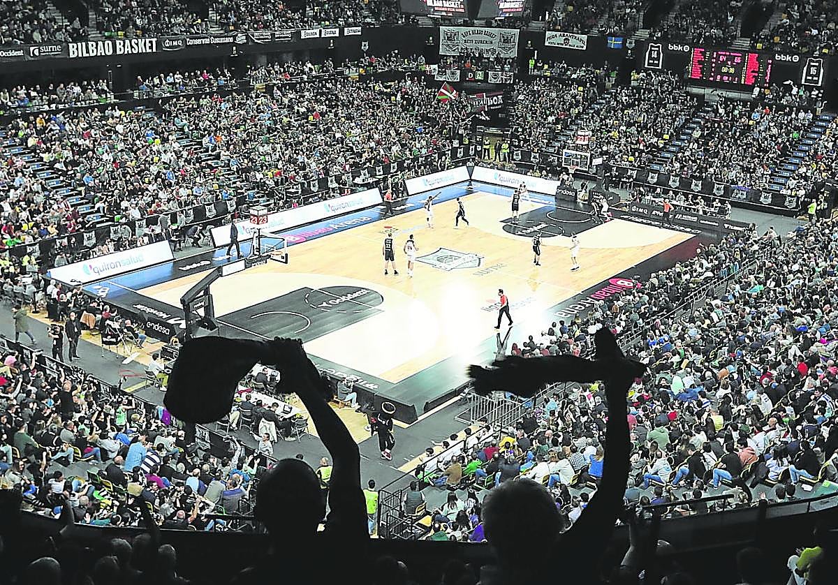 La marea negra insufla energía extra al Surne y convierte Mirbilla en una caldera.