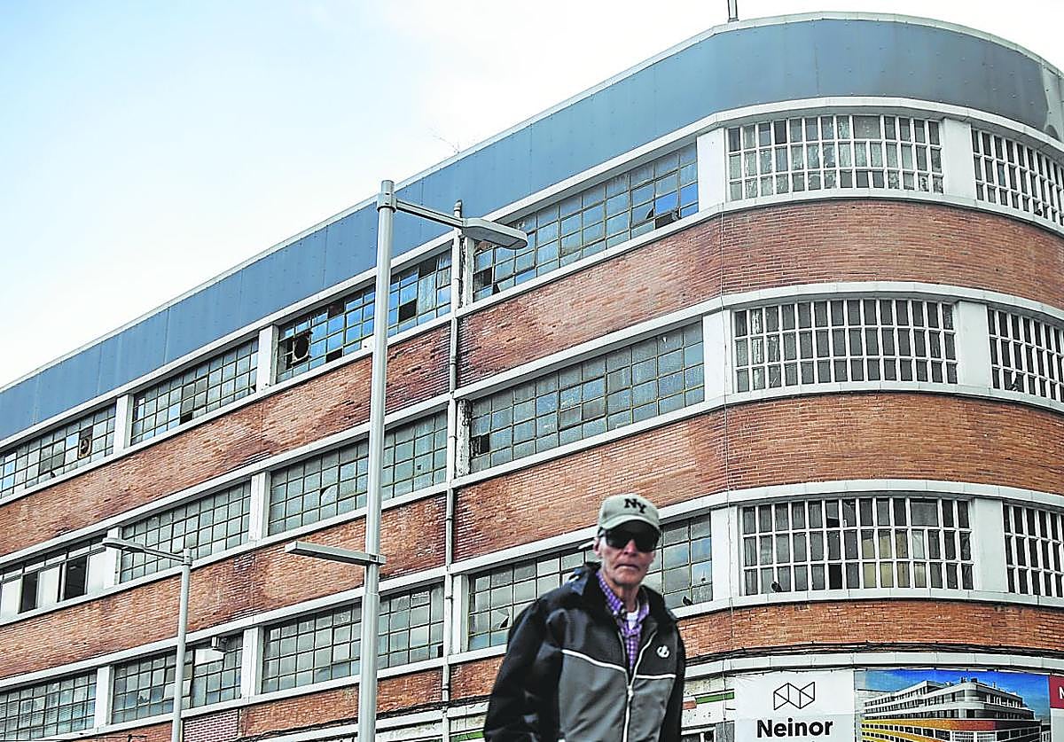 El pabellón industrial situado en el número 12 de la calle Eskurtze albergará 74 pisos y deberá mantener su fachada original.